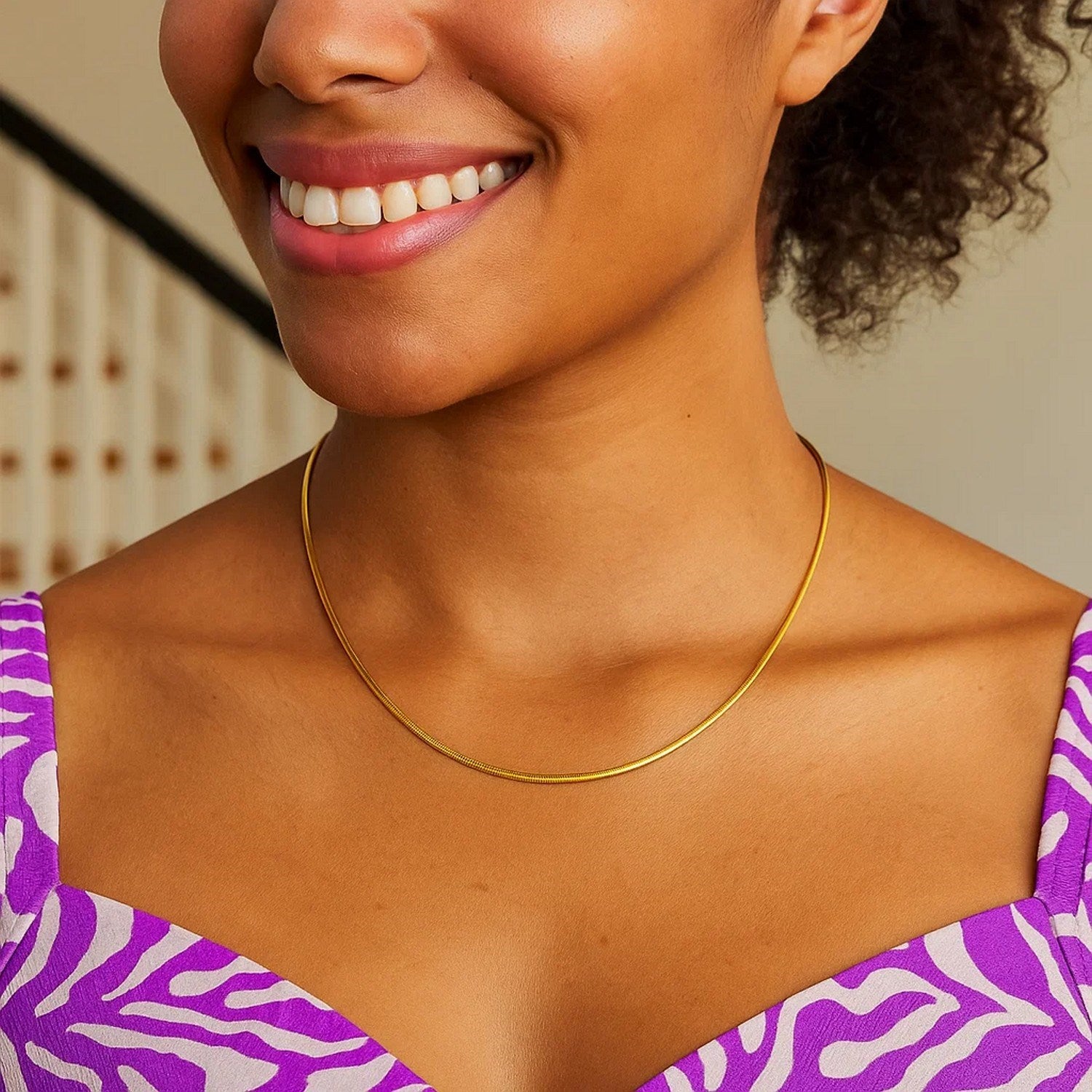 14k Yellow Gold Thin Motif Round Omega Necklace